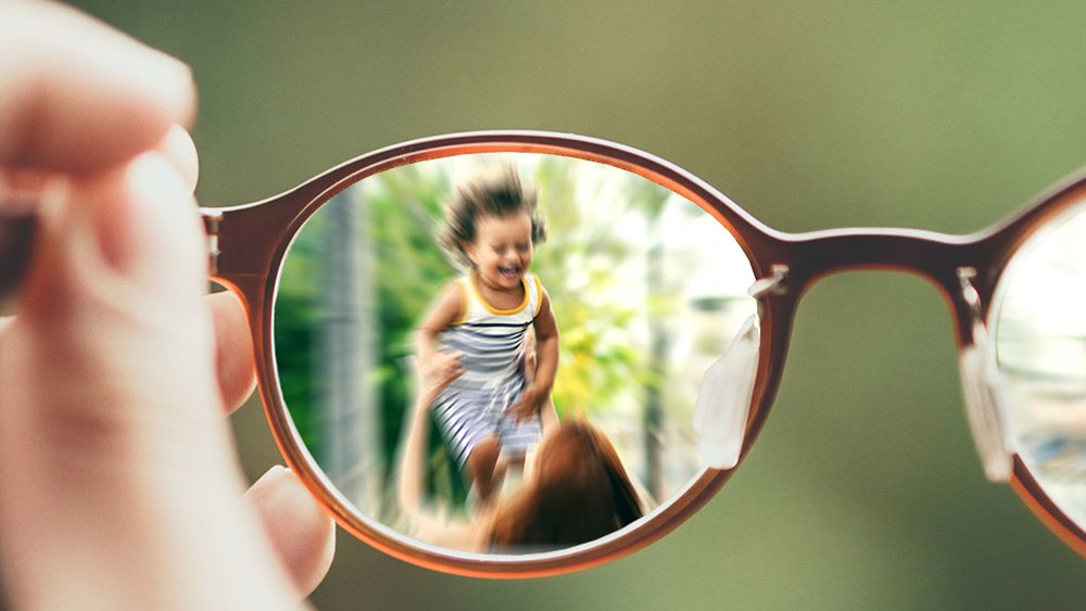 Glasögon med barn i fokus
