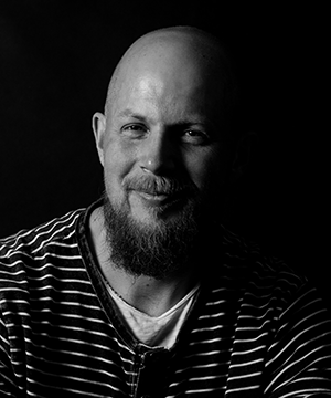 Andreas-Gejke ler mot kameran