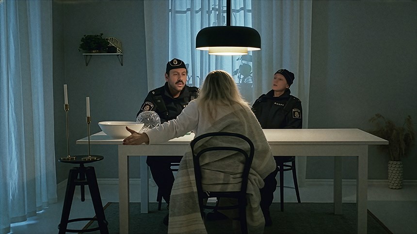 Scen ur filmen Flipped. Två poliser sitter vid ett bord i ett rum och samtaler med en person.