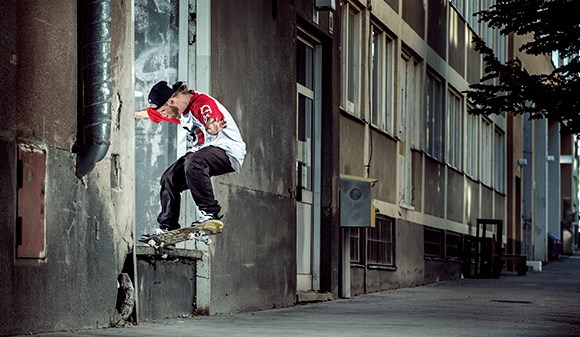 En person som gör ett hopp med en skateboard