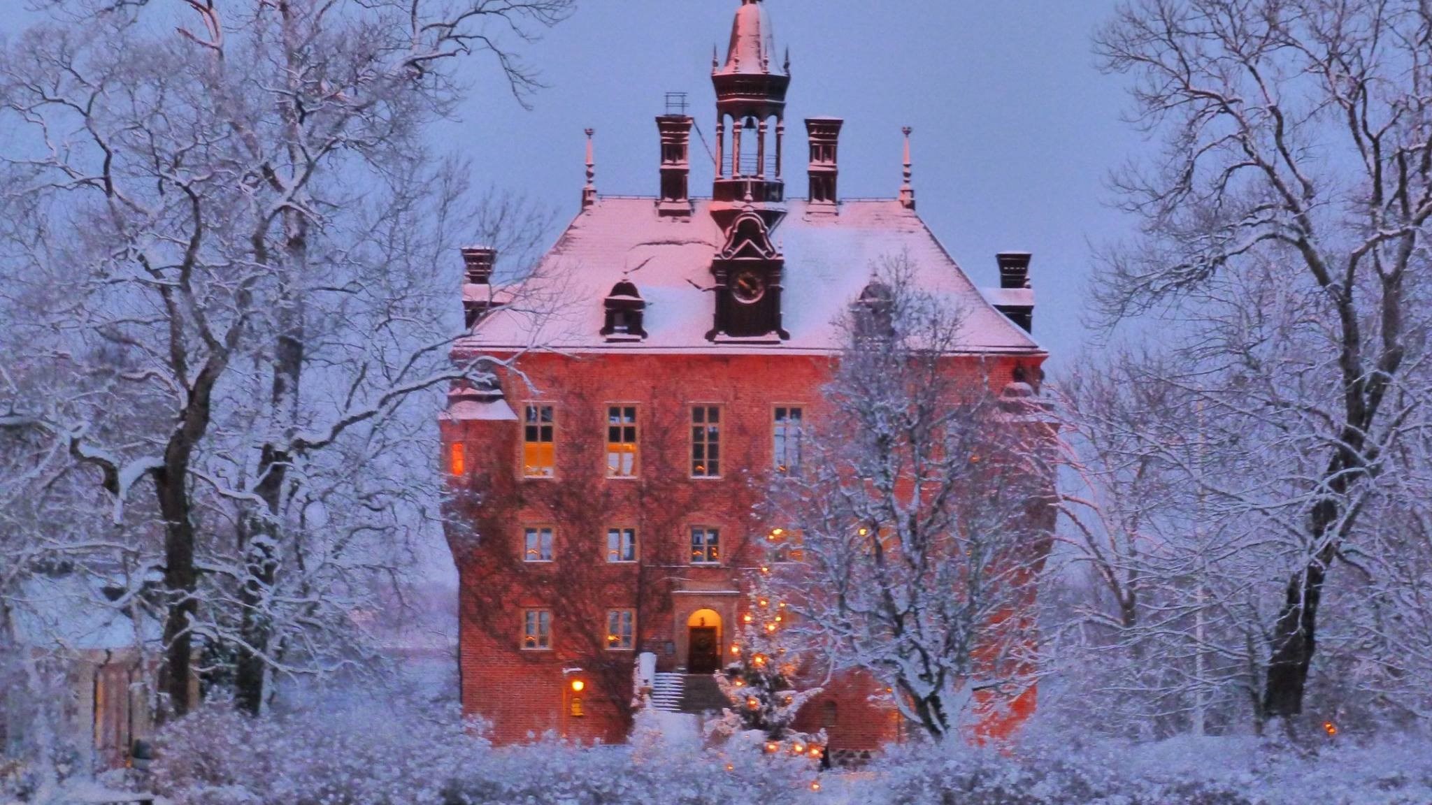 Mycket snö runt hela Wiks slott