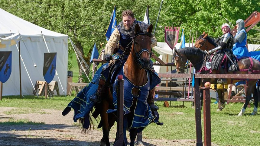 Bild på en riddare som rider på en häst.