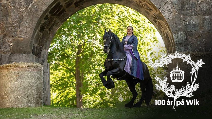 Kvinna i medeltida prinsesskläder rider på en häst