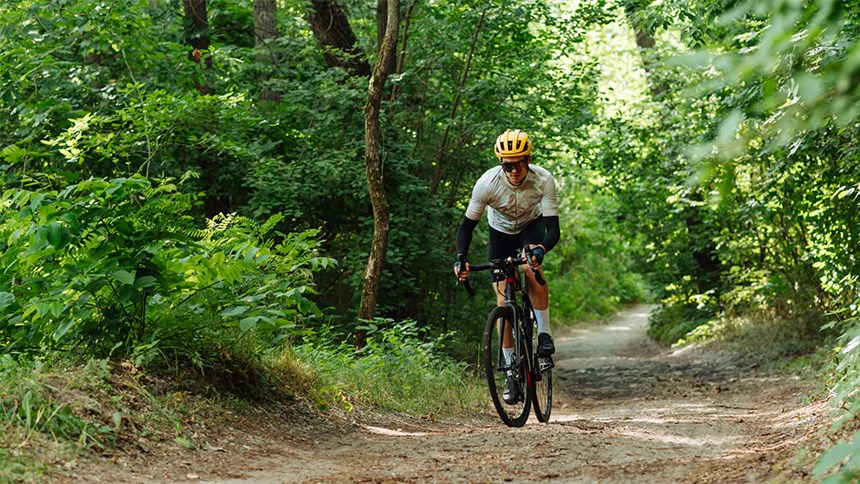 En person som cyklar mountainbike på en stig i skogen